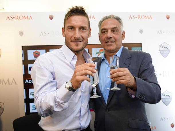 Francesco Totti, 36 anni, brinda col presidente della Roma James Pallotta: giocherà per gli amati colori per (almeno) altri due anni. Ansa